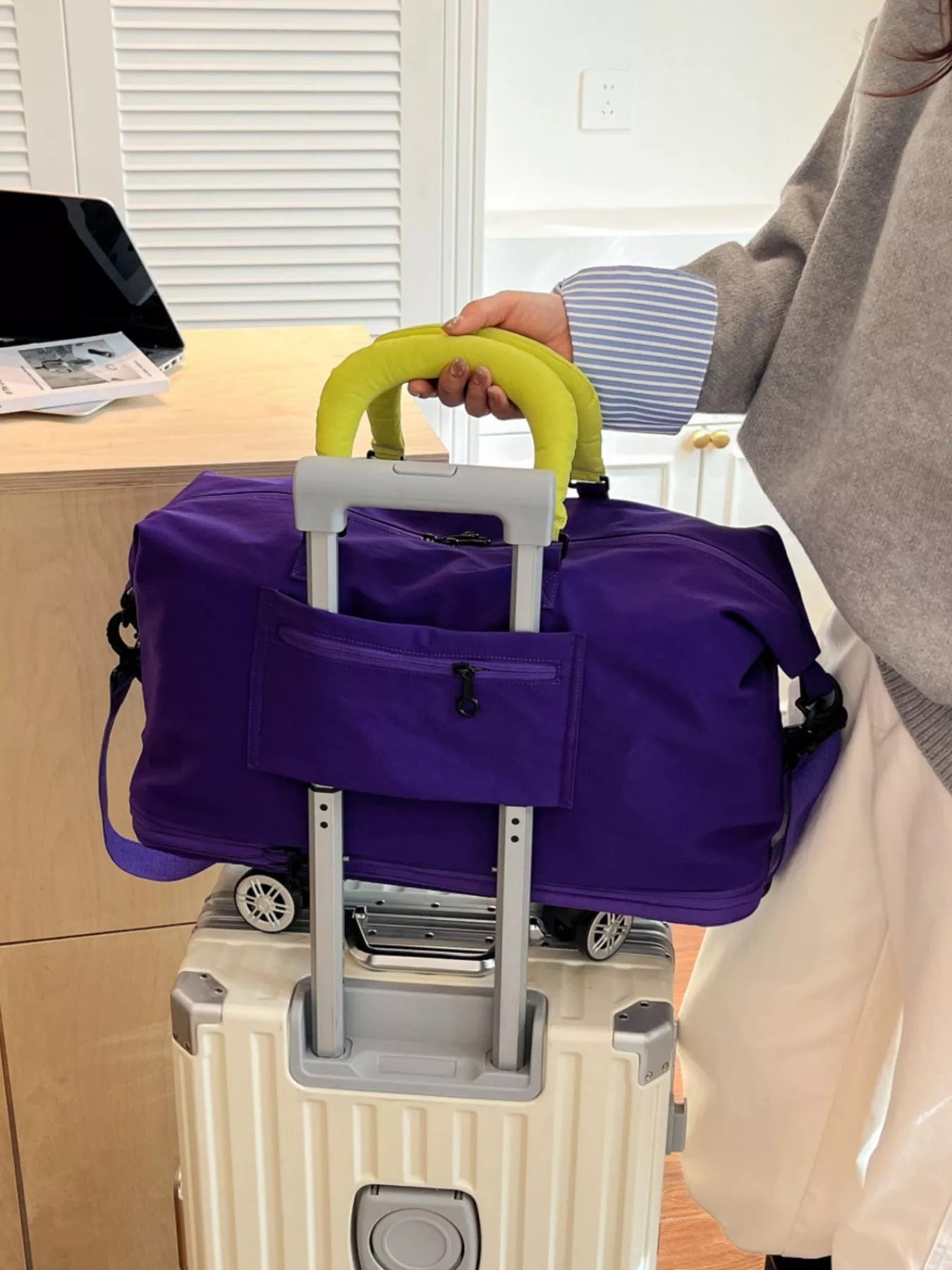 Contrast Handle Travel Bag Secondary image