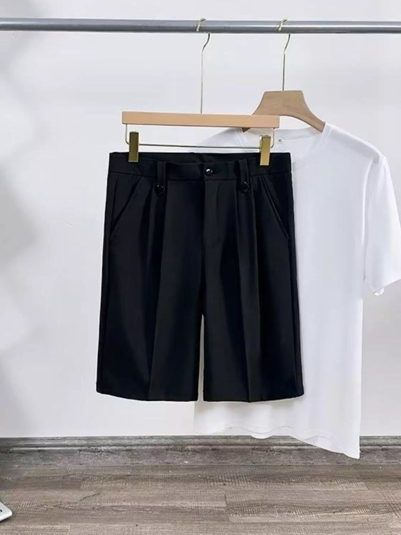 Men's Pleated Relaxed-Fit Shorts Secondary image