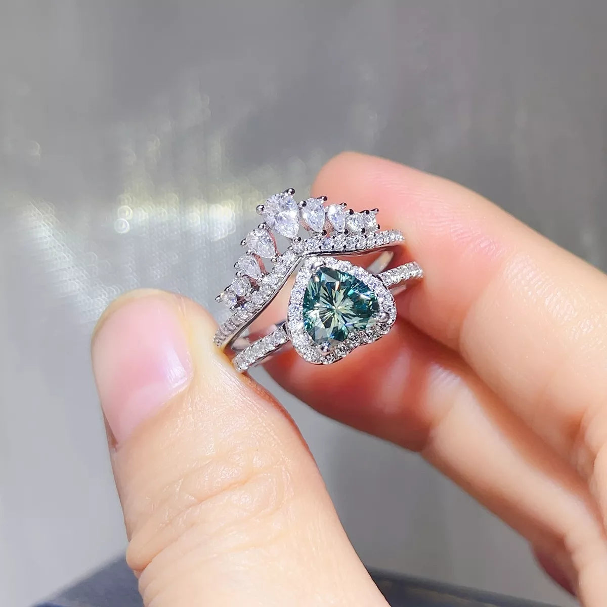 2 Carat Heart-Shaped Crown Ring Set Secondary image