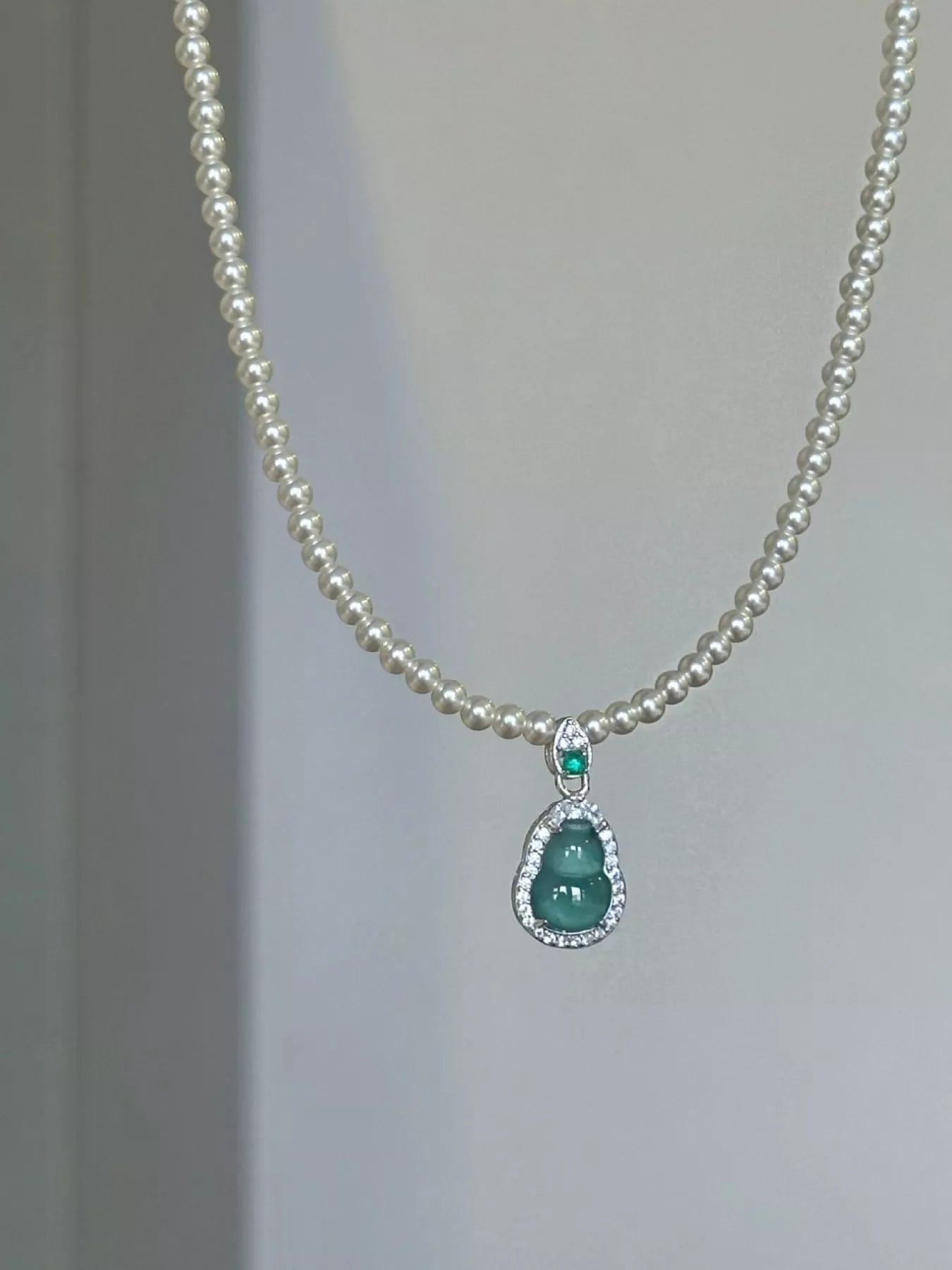 Gourd Pendant Pearl Necklace Secondary image