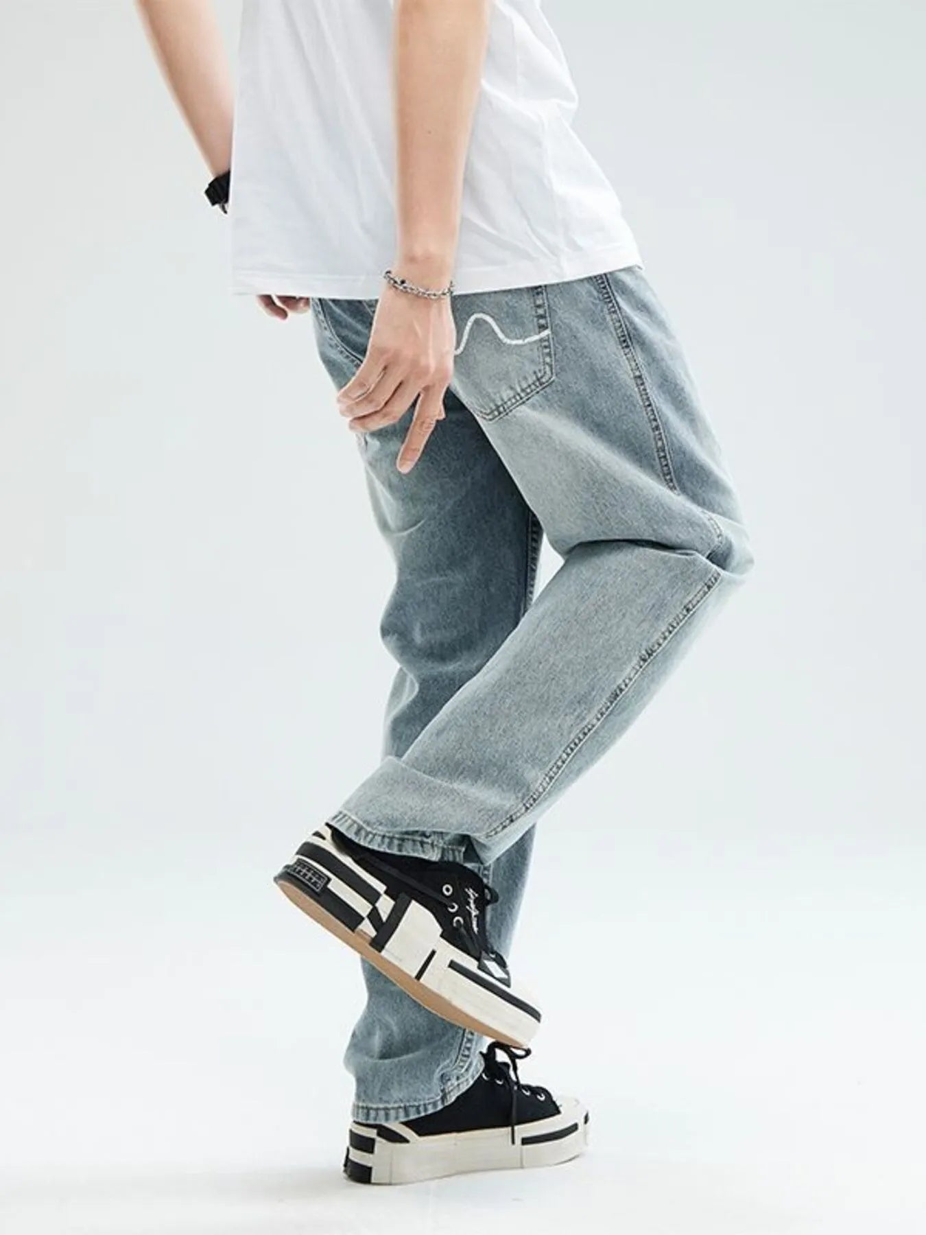 Men's Relaxed Fit Jeans Secondary image