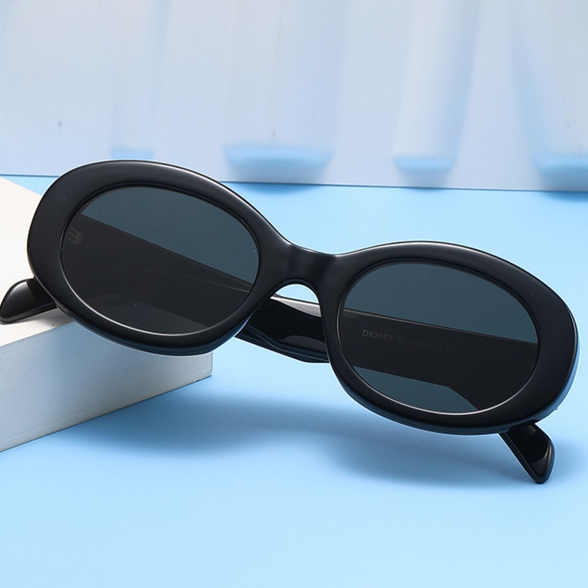 Oval Frame Fashion Sunglasses Secondary image